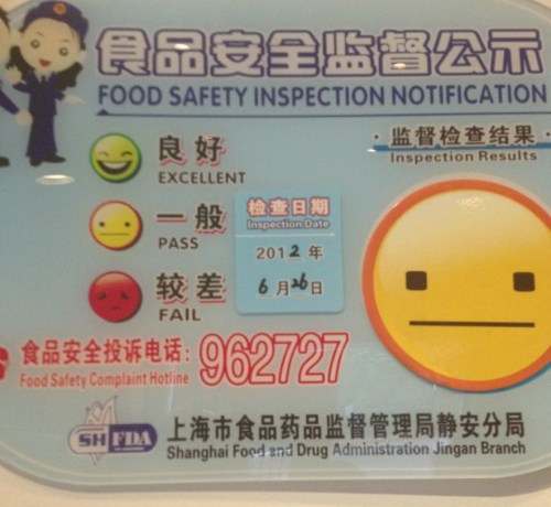 A yellow neutral face for food safety today