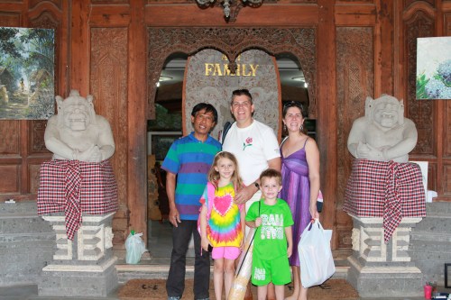 This gallery has 15 family members working in it.  We bought some artwork here!  Wonderful, talented family.