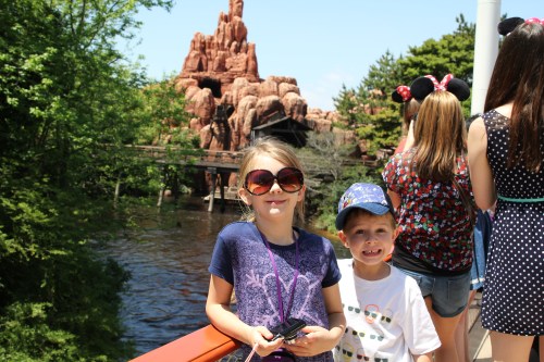 Splash Mountain is behind the kids.